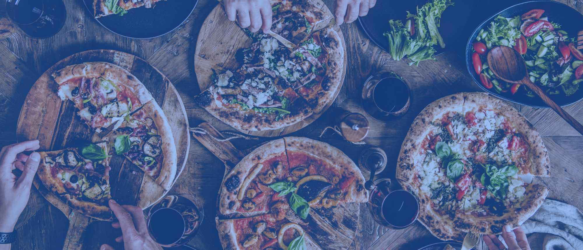 Overview of a table with different types of pizza.